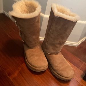 Well-cared-for UGG Bailey Button Triplett II kids boot in chestnut size 3